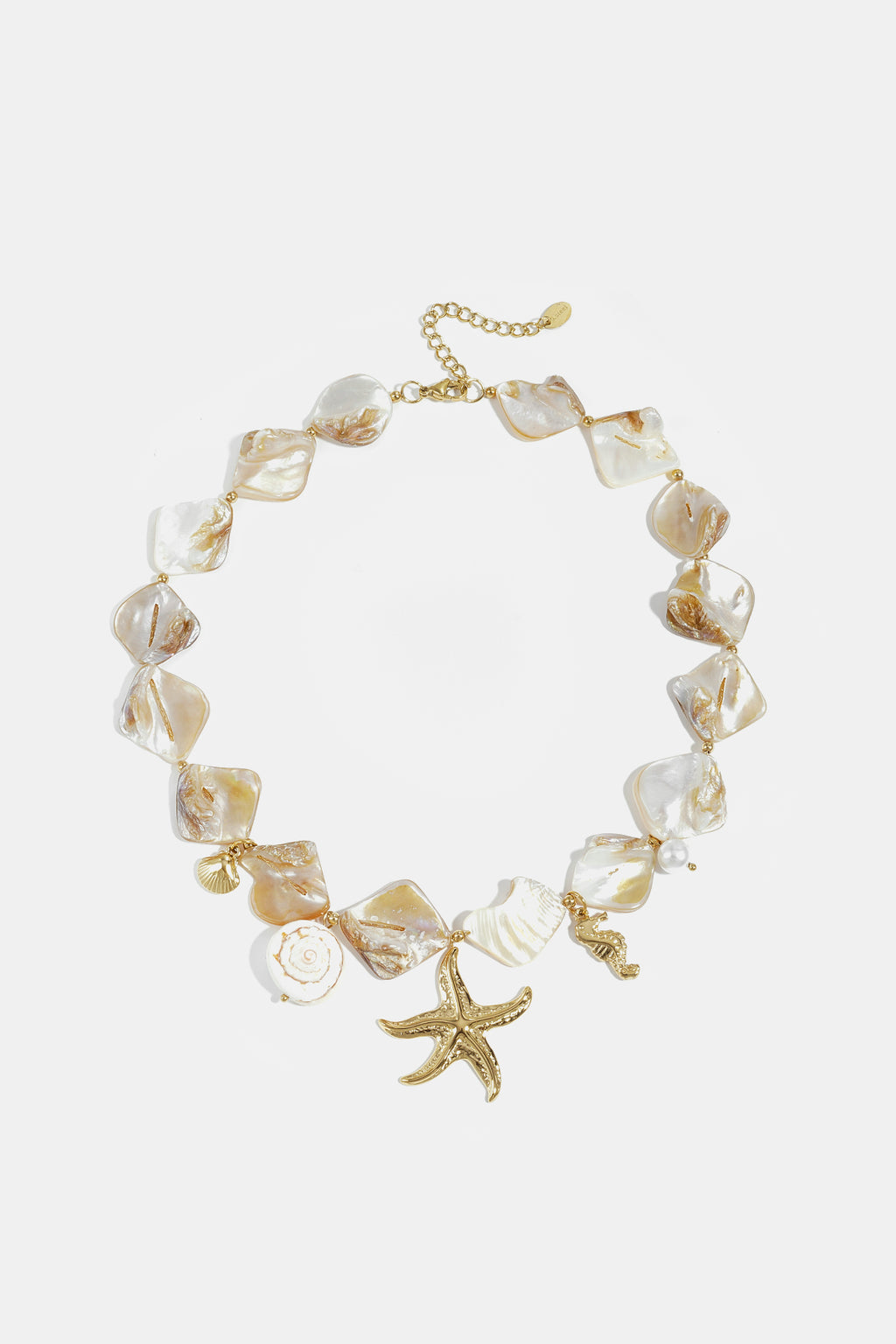 Collier orné de coquillages, de breloques marines et de perles dorées