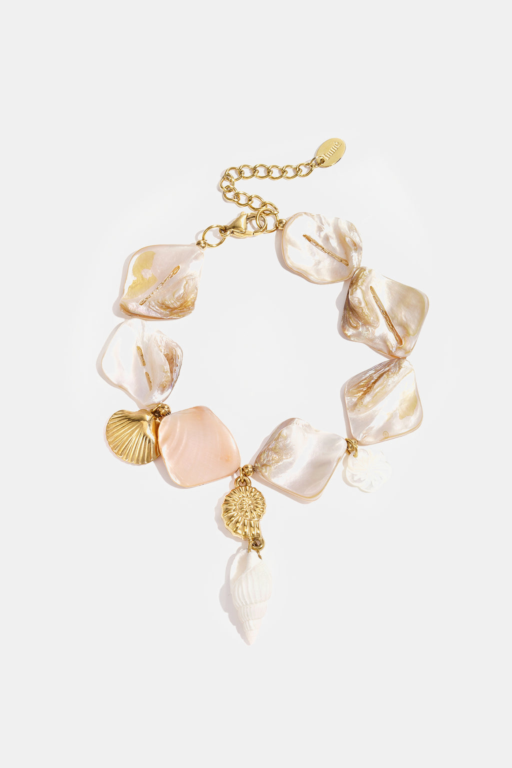 Bracelet beige orné de coquillages et de breloques marines