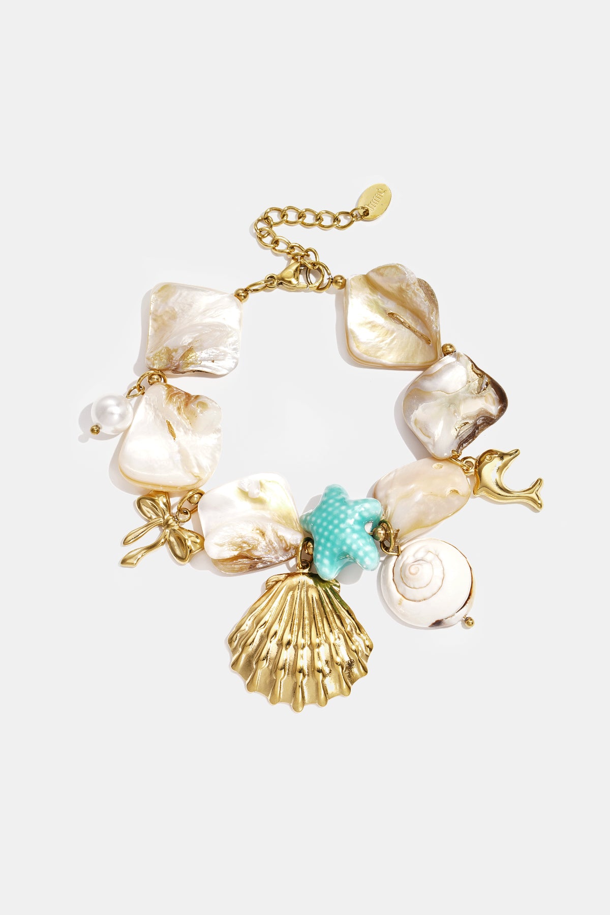 Bracelet orné de coquillages, de breloques marines et de perles dorées et bleues.