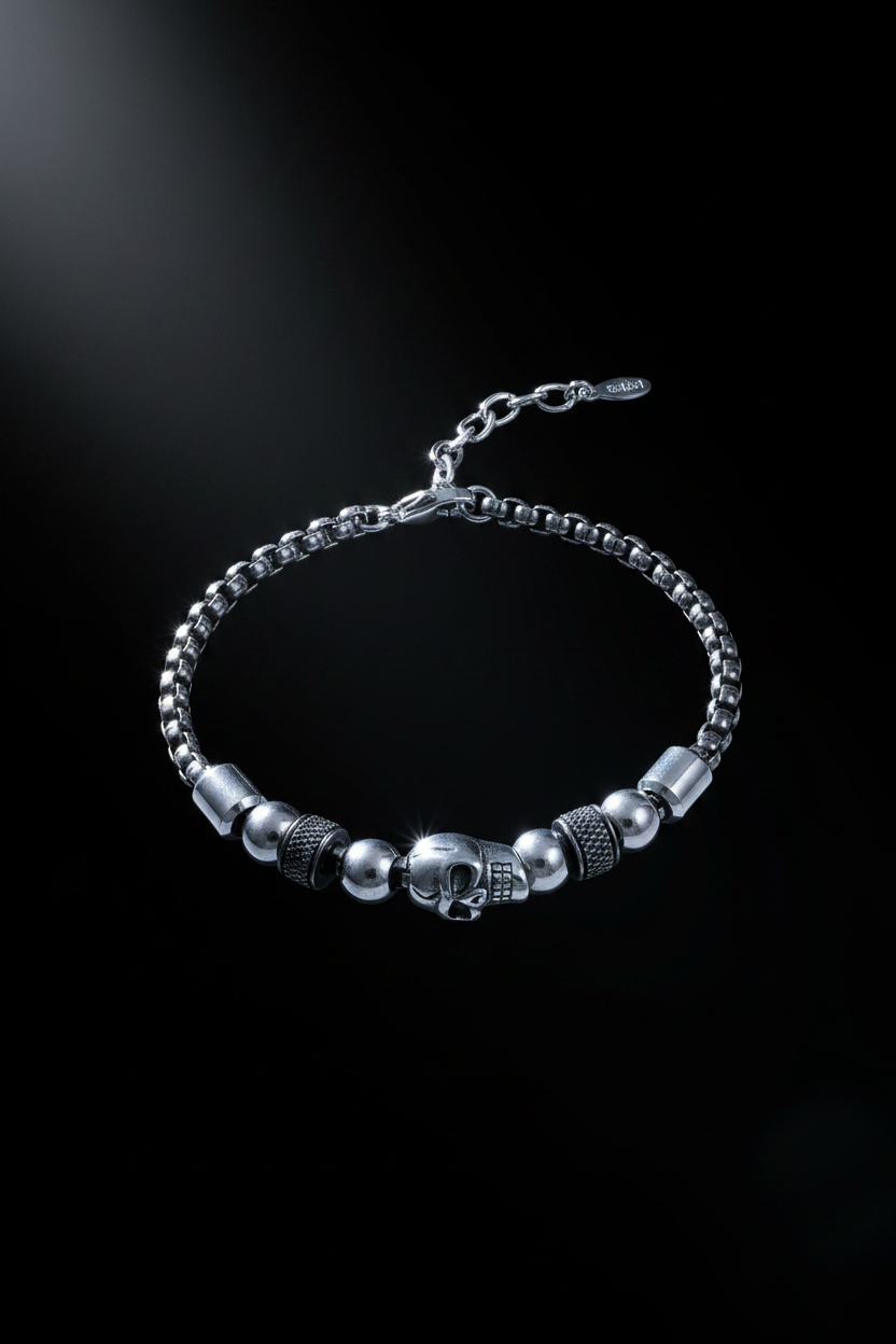 Bracelet VELKA breloques tête de mort — macro détail skull