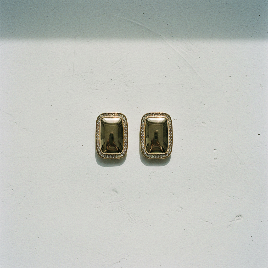 Boucles rectangulaires — flat lay béton blanc