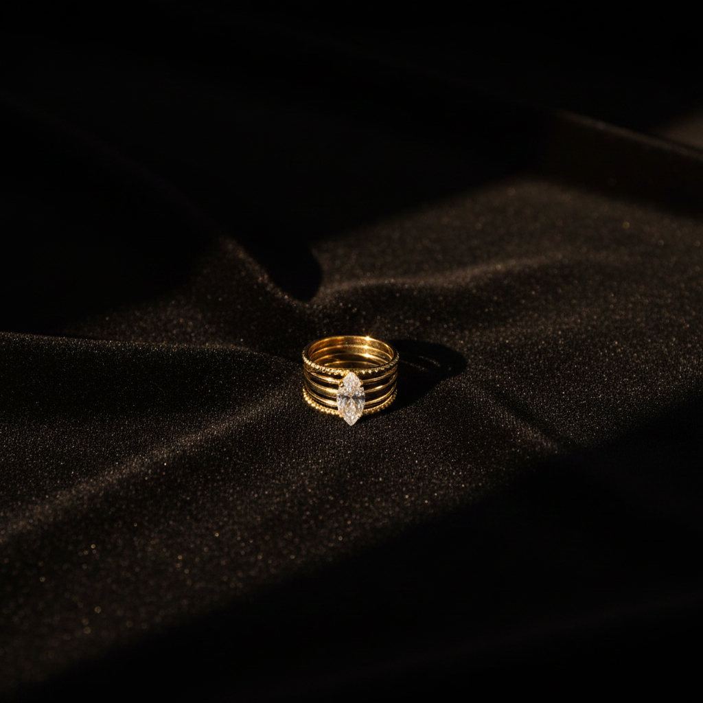 Bague pierres serties — flat lay velours noir