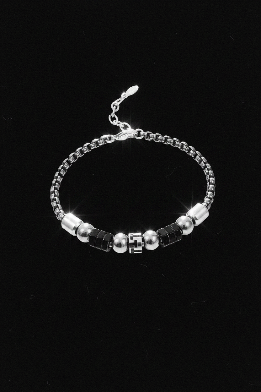 Bracelet VELKA avec breloques — lévitation diagonal