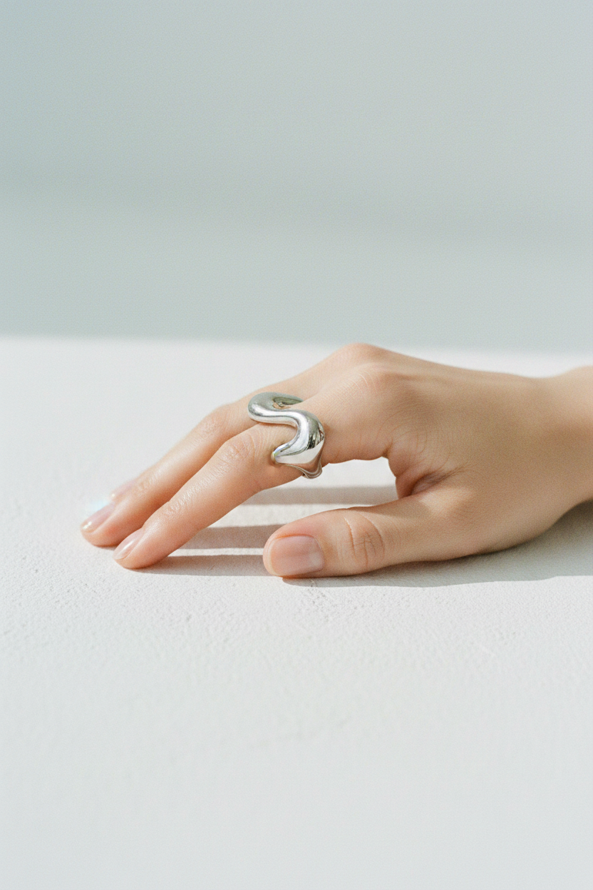 Lumé® Bague Argent — Lifestyle main plâtre