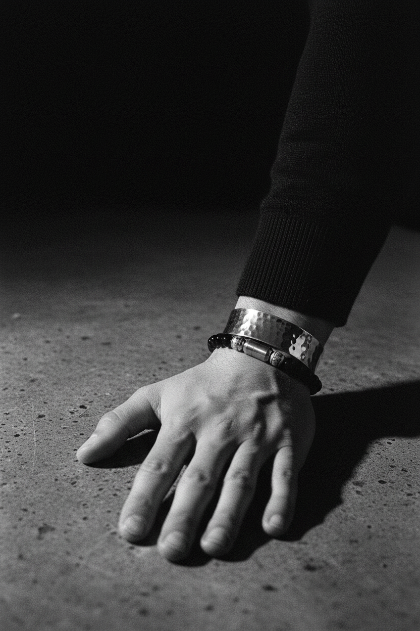 Bracelet VELKA manchette — lifestyle béton col roulé