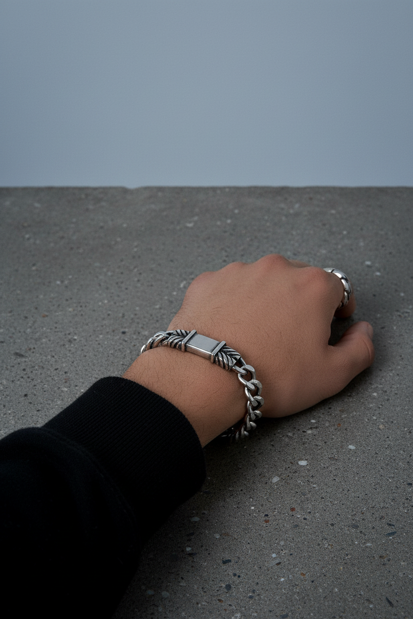 Bracelet VELKA fermoir titane — lifestyle béton col roulé