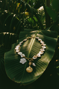 Collier Lumé perles coquillages — macro détail