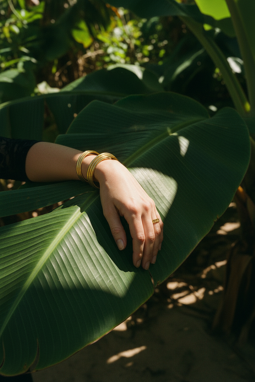 Bracelet Lumé brossé 4mm — porté main feuille bananier
