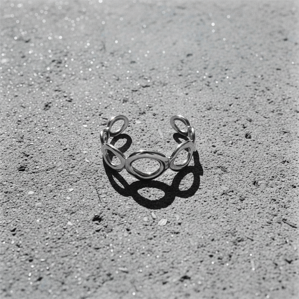 Bracelet manchette — flat lay béton