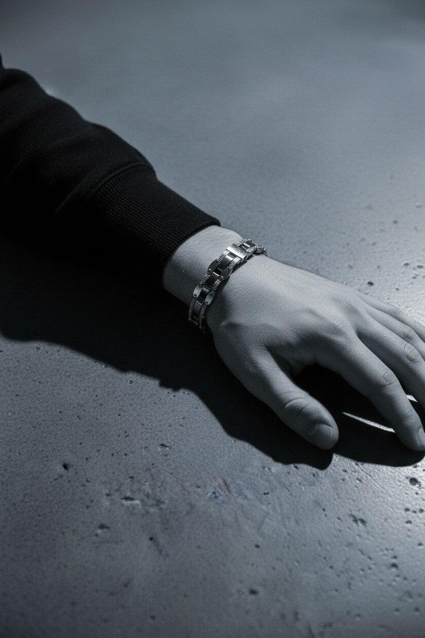Bracelet VELKA double maillon acier — lifestyle béton col roulé