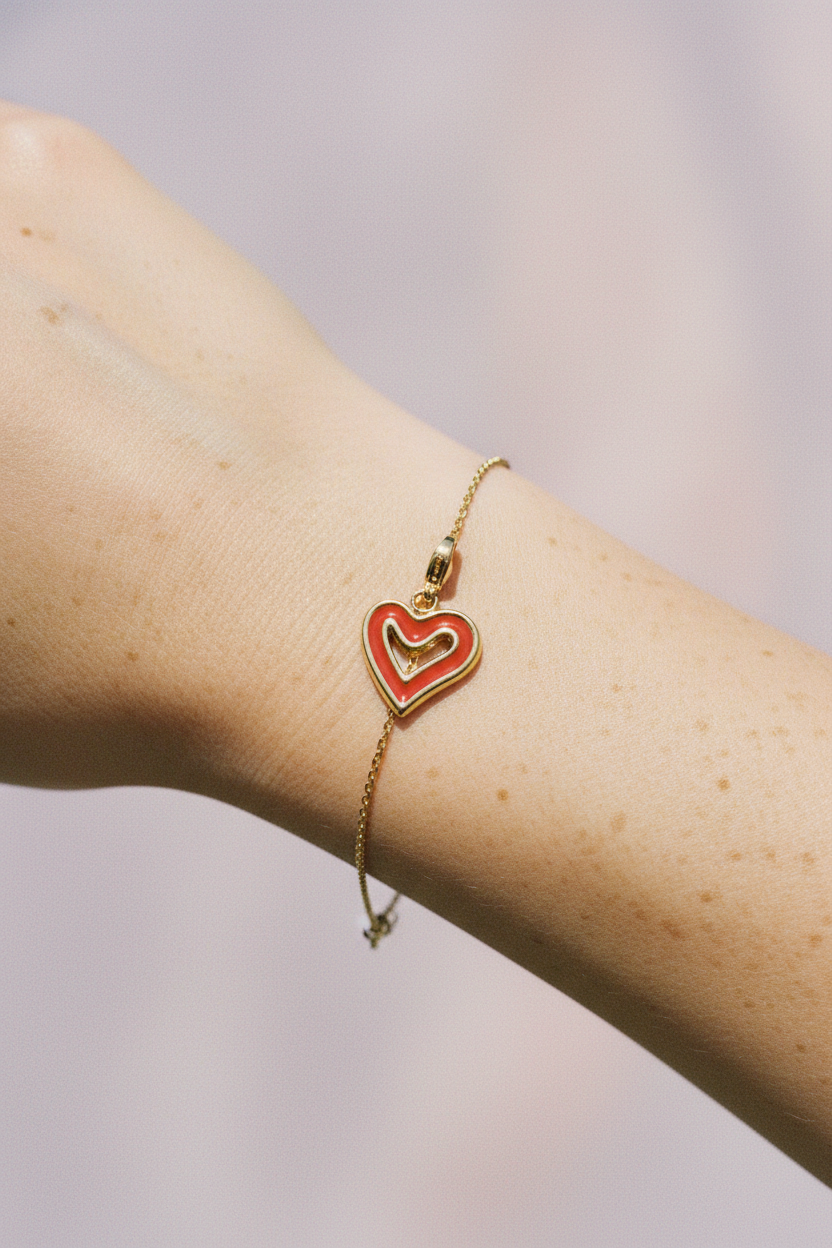 Charm cœur pastel — bracelet au poignet