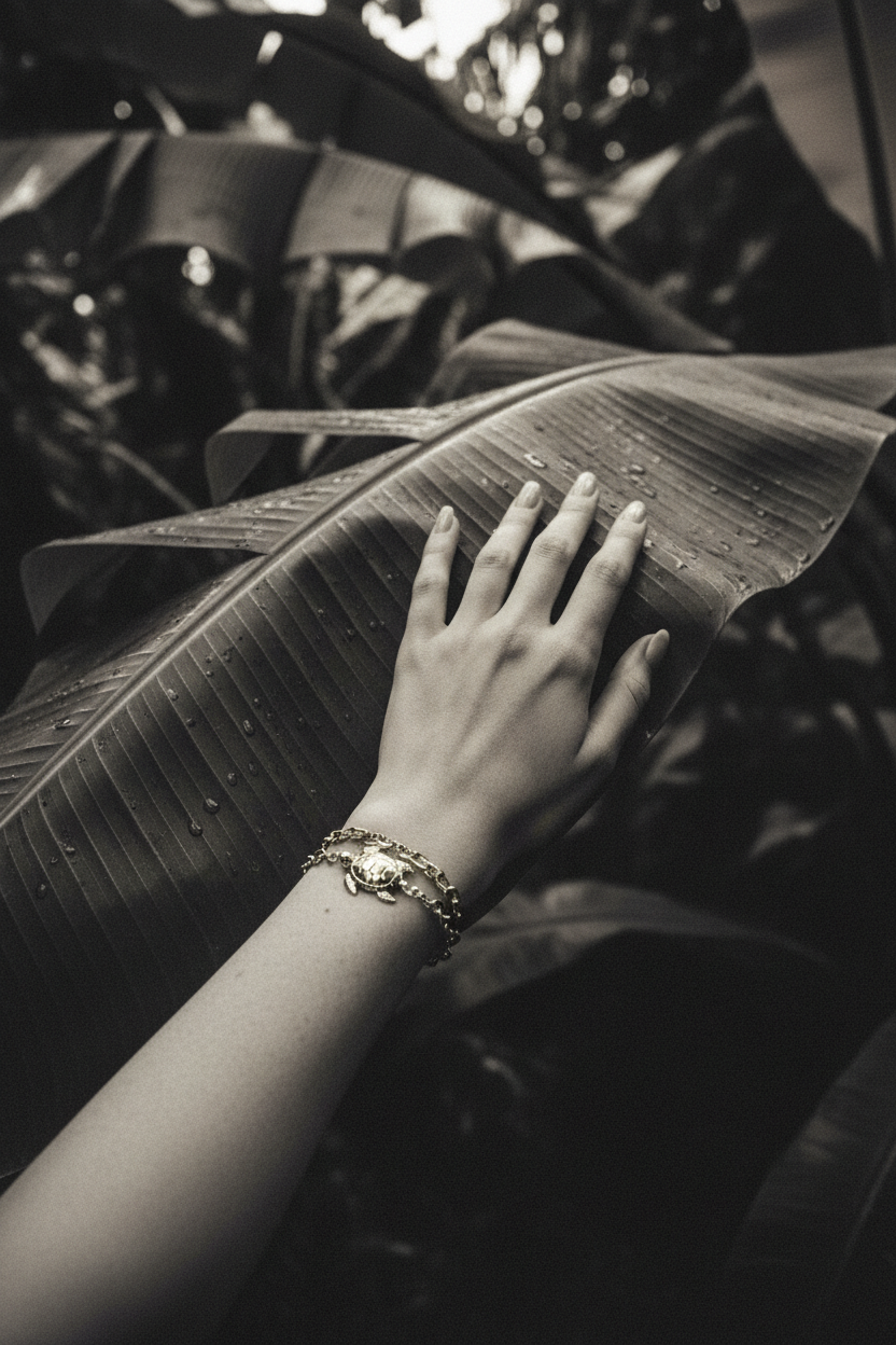 Main femme avec bracelet tortue sur feuille de bananier - Lili June® Tropiques Sauvages