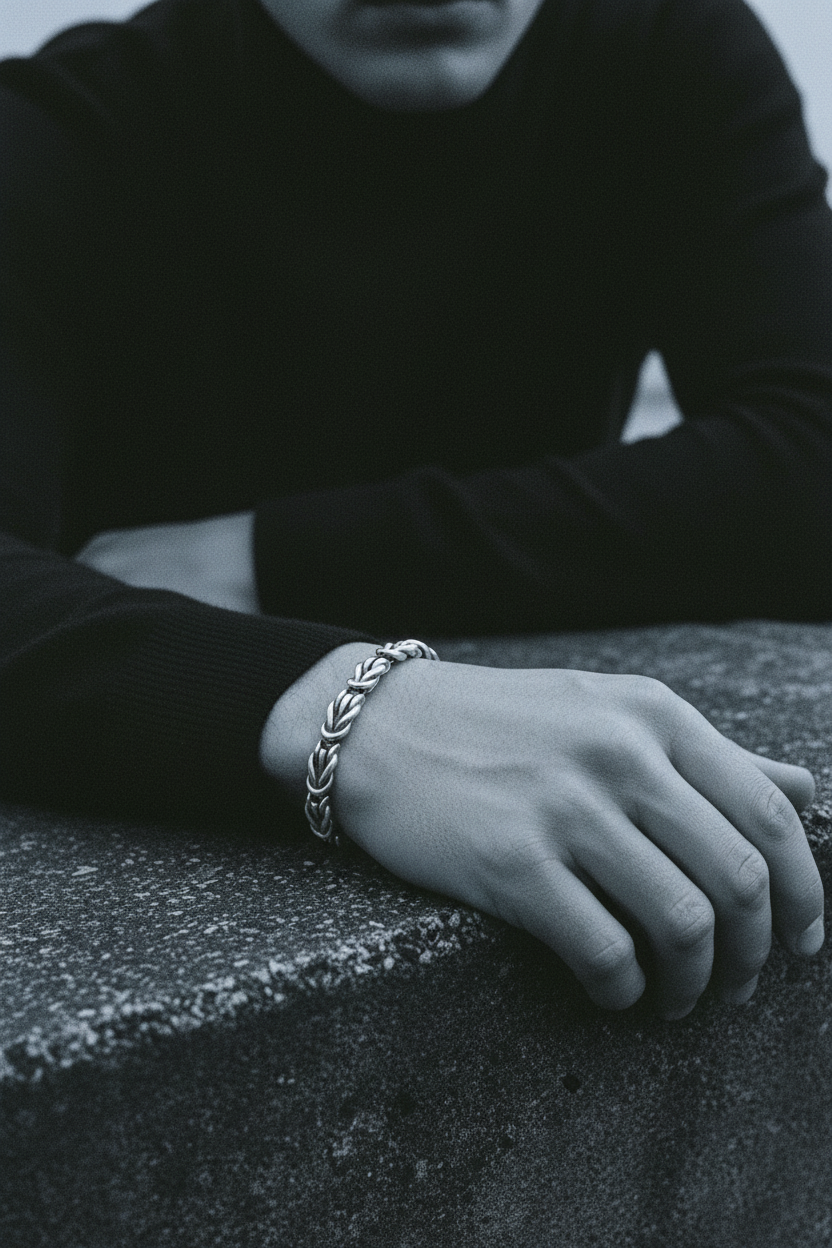 Bracelet VELKA chaîne II — lifestyle béton col roulé