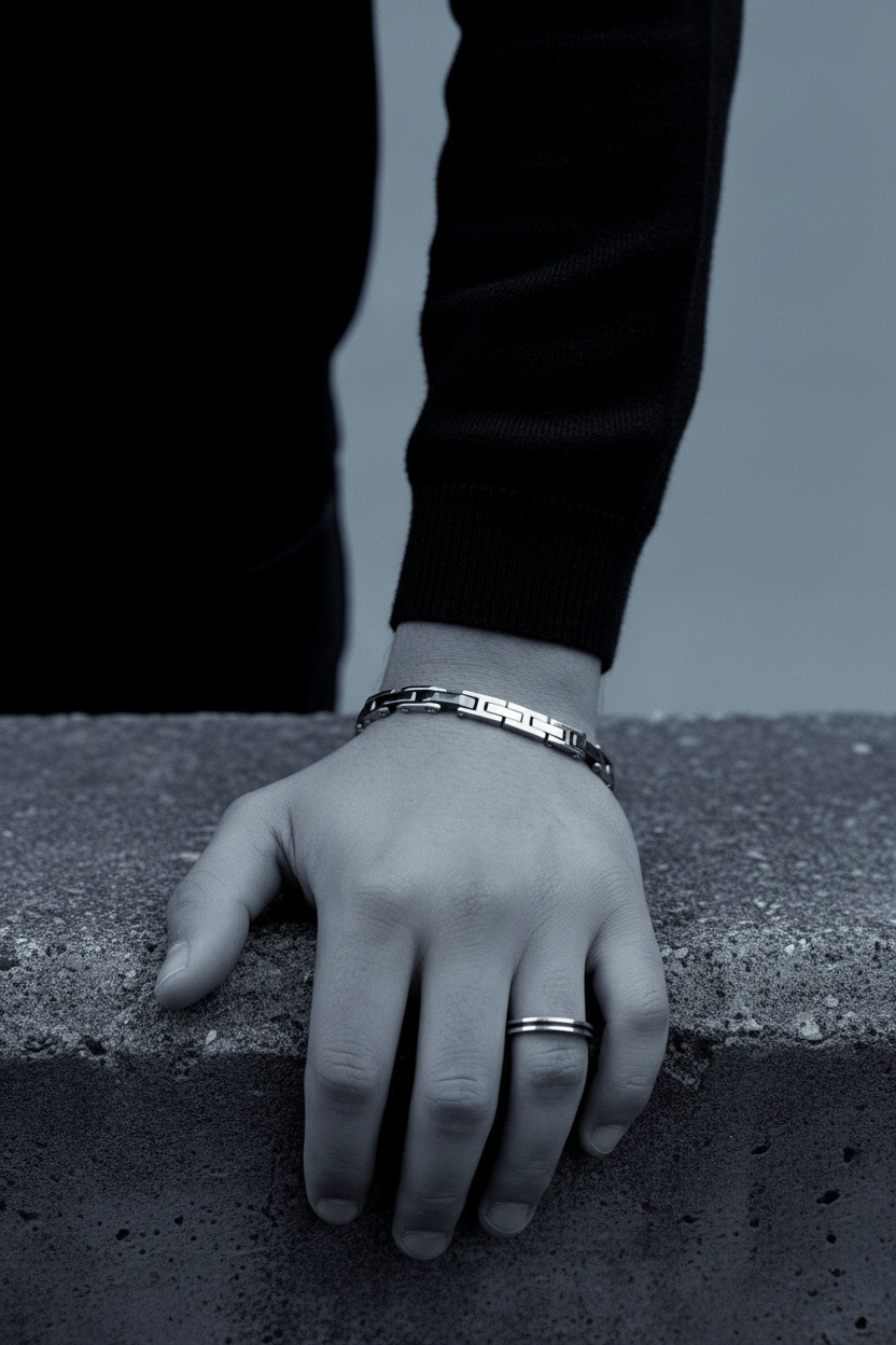 Bracelet VELKA chaîne — lifestyle béton col roulé